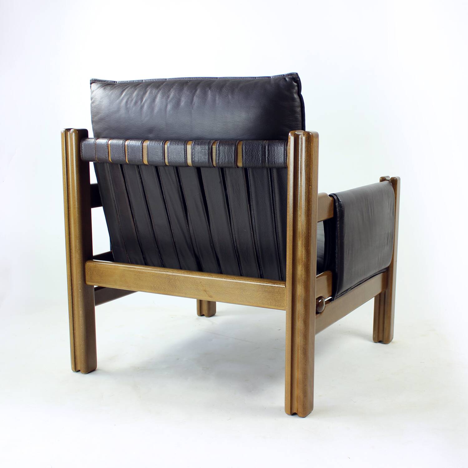 Lot de 2 chaises longues en cuir marron et noyer par Ton, Tchécoslovaquie