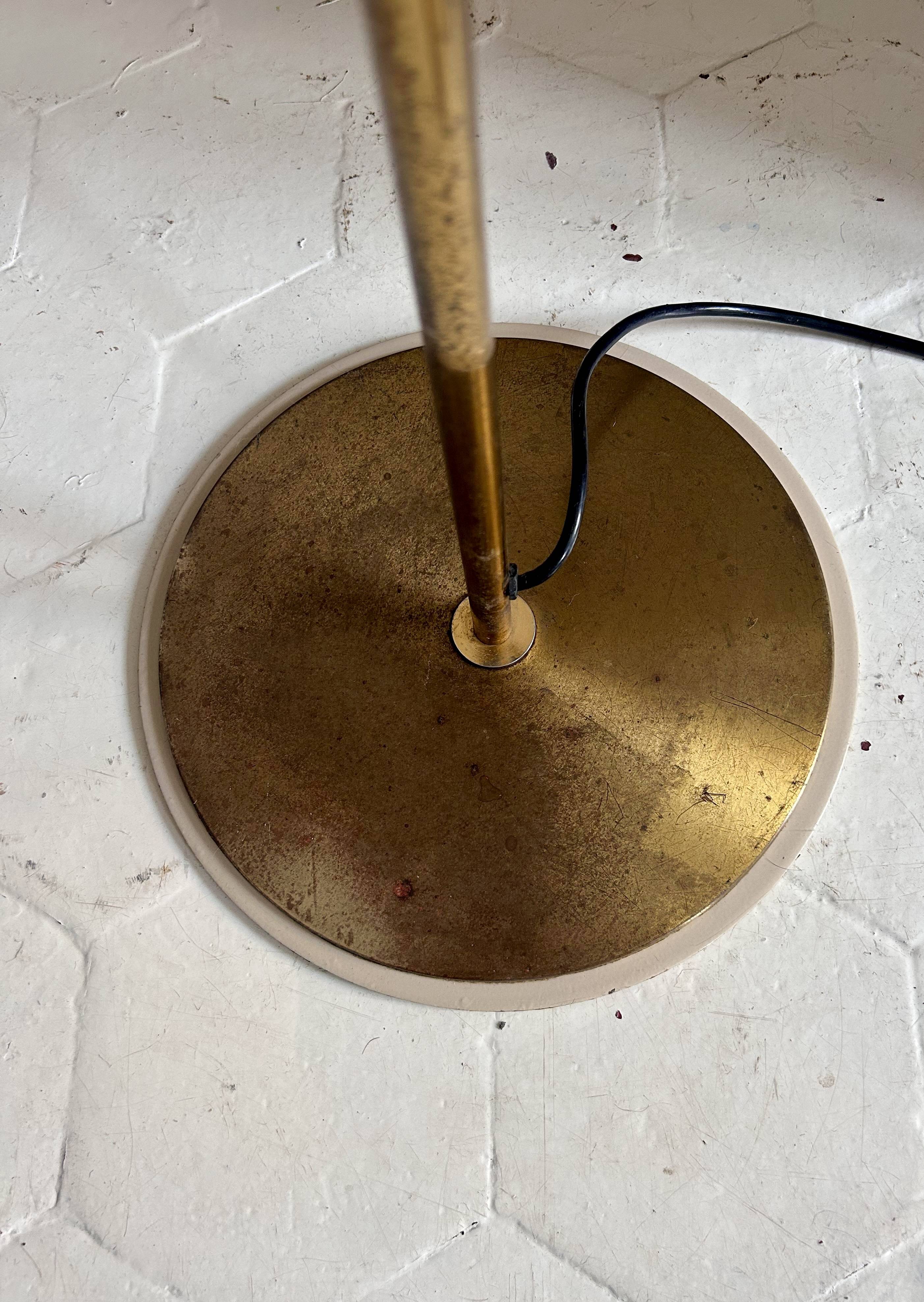 Lampadaire vintage, laiton massif et métal laqué crème, Italie 1970
