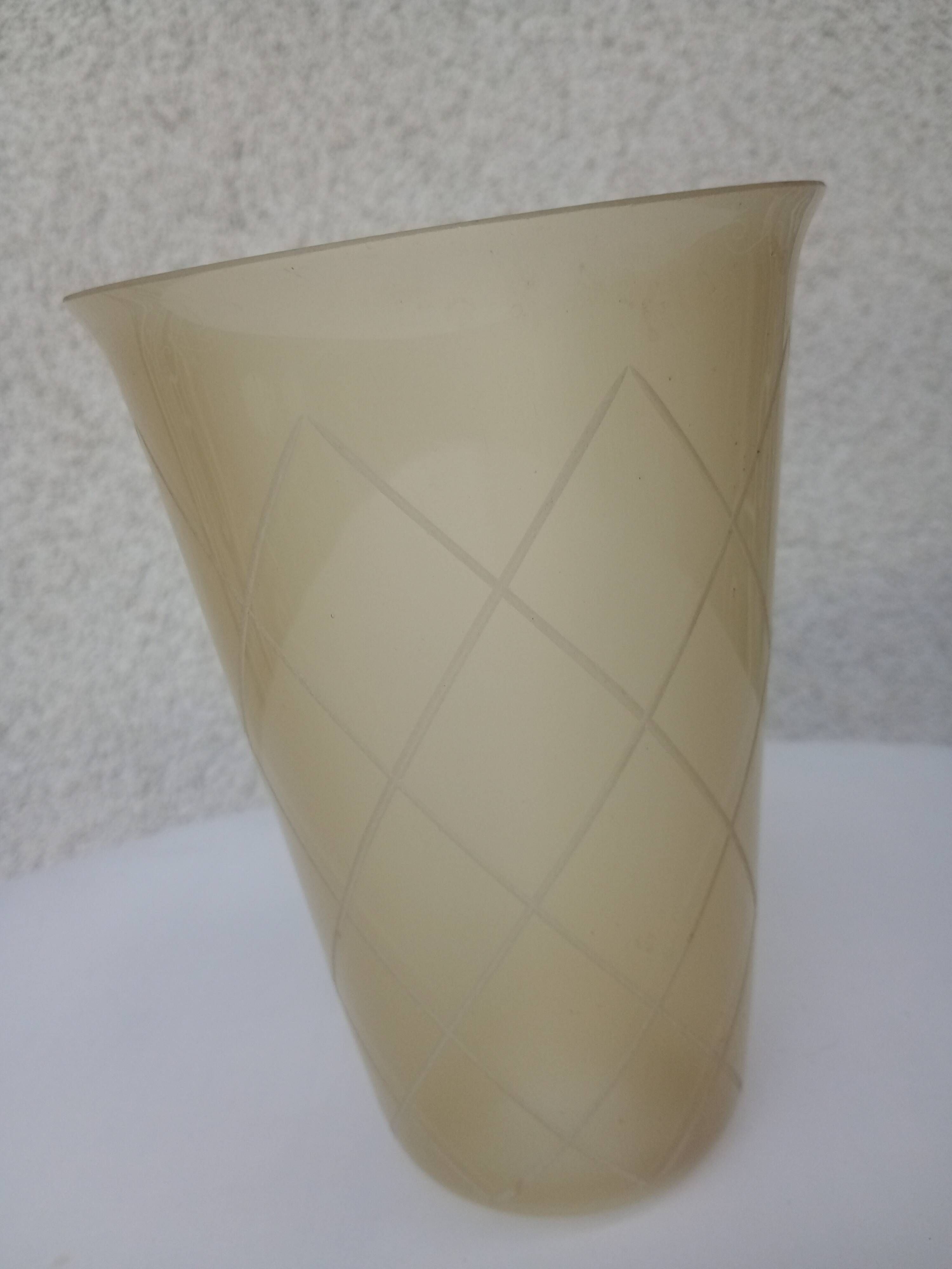Bell-shaped lampshade - Amber glass engraved with lines - c. 1940