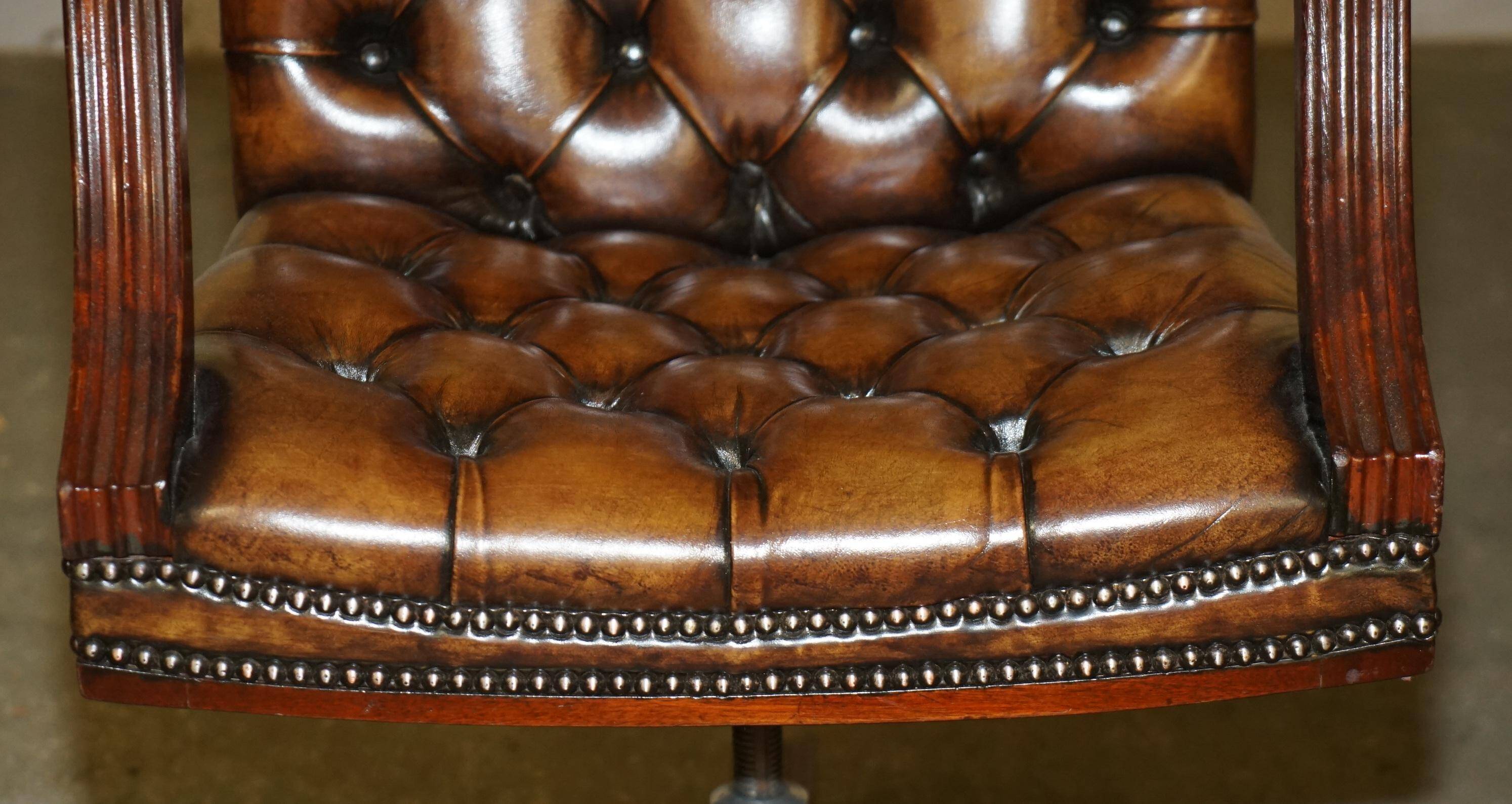 Chaise Chesterfield capitane restaurée en cuir