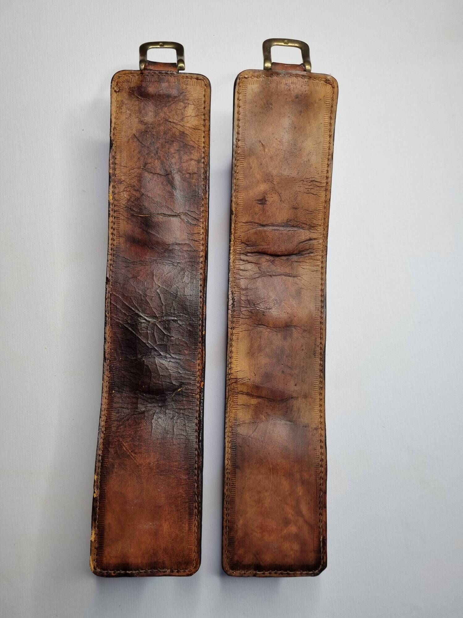 Pair of game bags in saddle leather and brass, old, 3 hooks, 57 cm