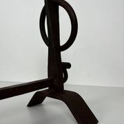 Paire de Chenets Modernistes en Fer Forgé à Anneaux de Couronnement et Base