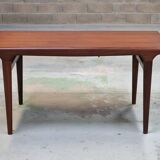 Table by Johannes ANDERSEN and Samcom