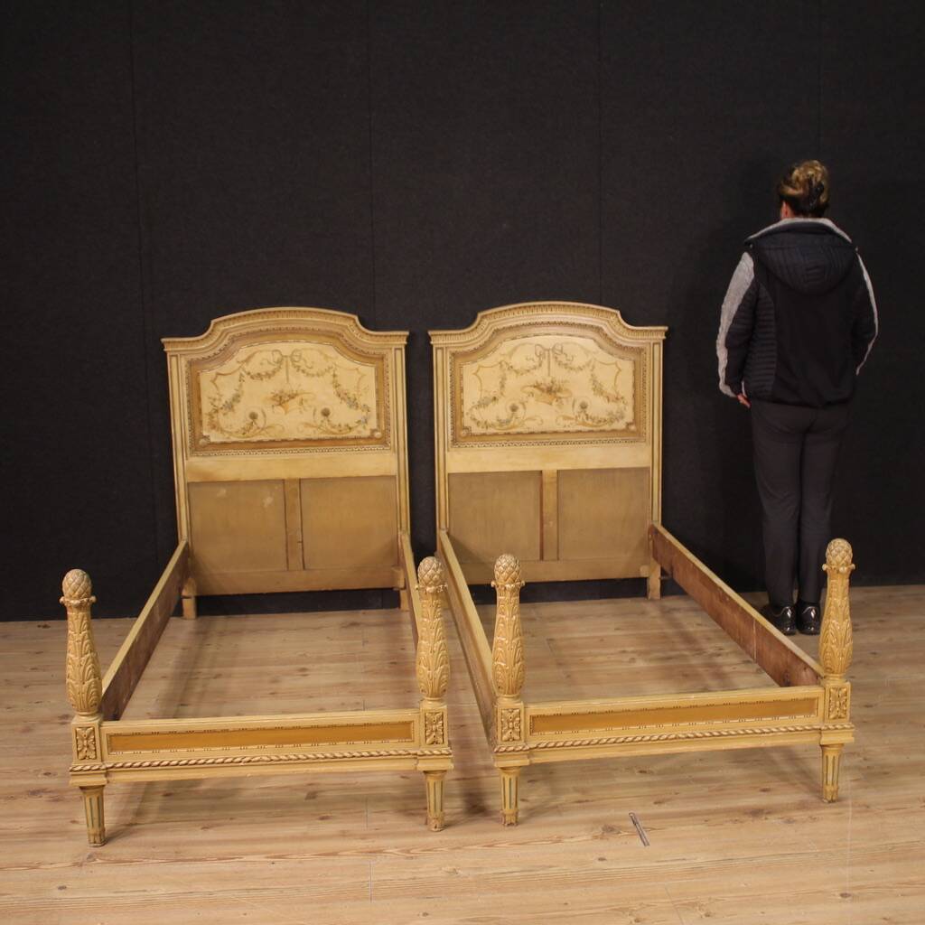 Paire de lits de style Louis XVI en bois laqué du XXe siècle
