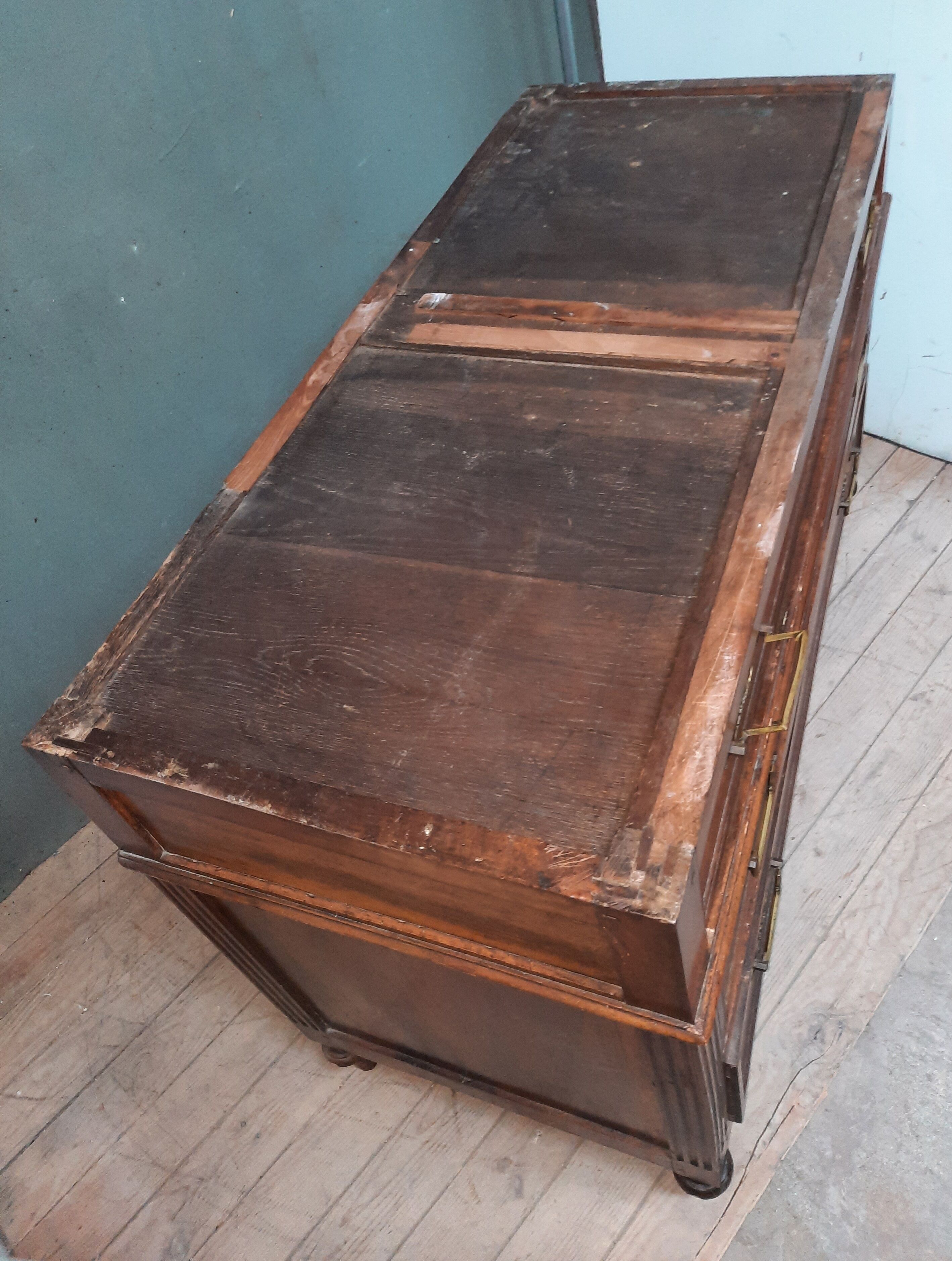 Dresser Louis XVI of the eighteenth century