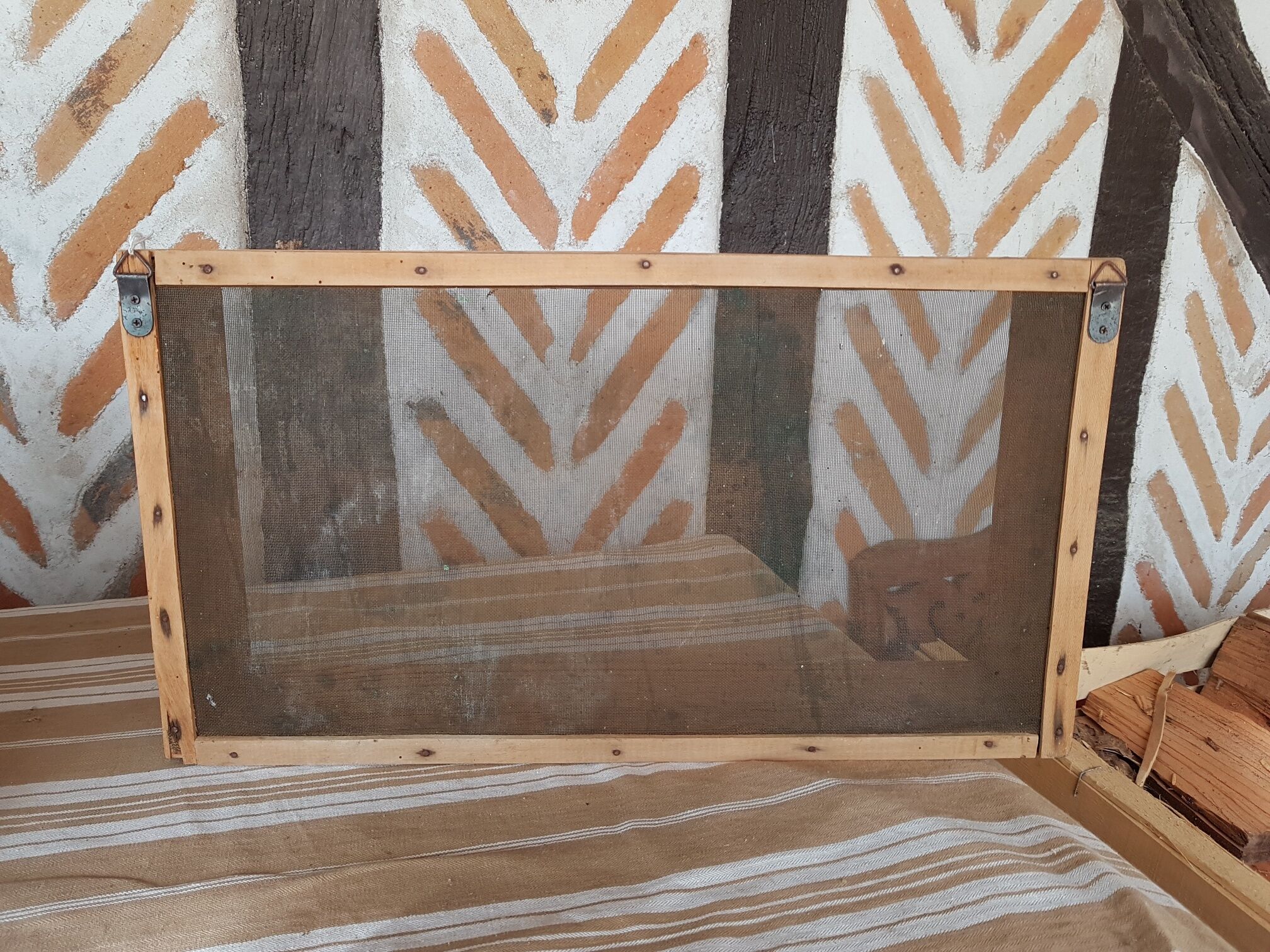 Sieve wall shelf