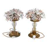 Ensemble de 2 grandes lampes de table avec des fleurs en verre cristal, roses et transparentes, base en laiton, 1960.