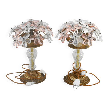 Ensemble de 2 grandes lampes de table avec des fleurs en verre cristal, roses et transparentes, base en laiton, 1960.