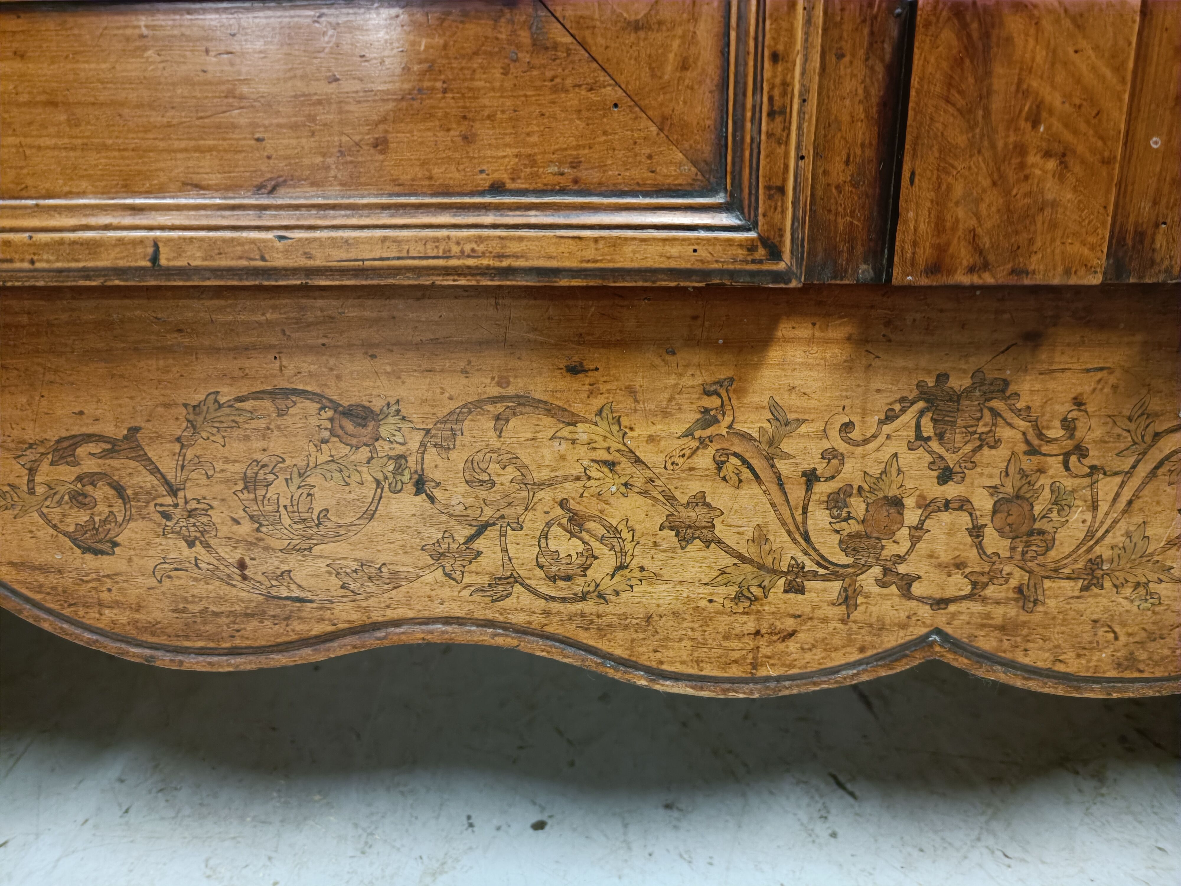 Buffet 2 bodies XIXth inlaid walnut
