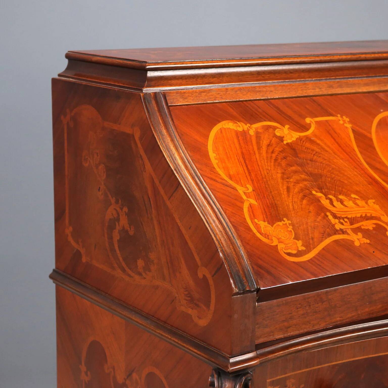 Antique drop-leaf table in walnut with maple inlays, Italy, 20th century.