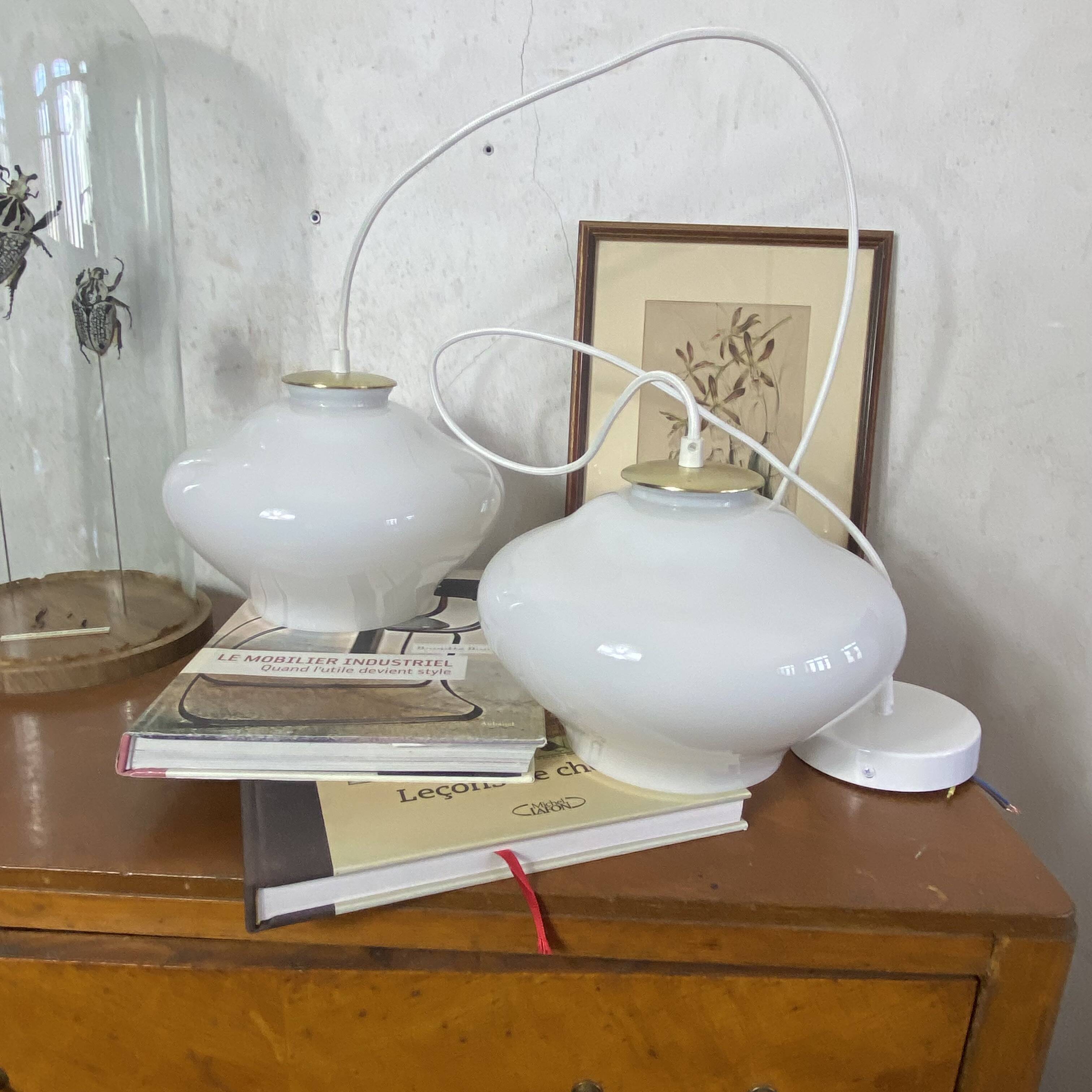 Paire de suspensions lustre abat jour en verre blanc 1950