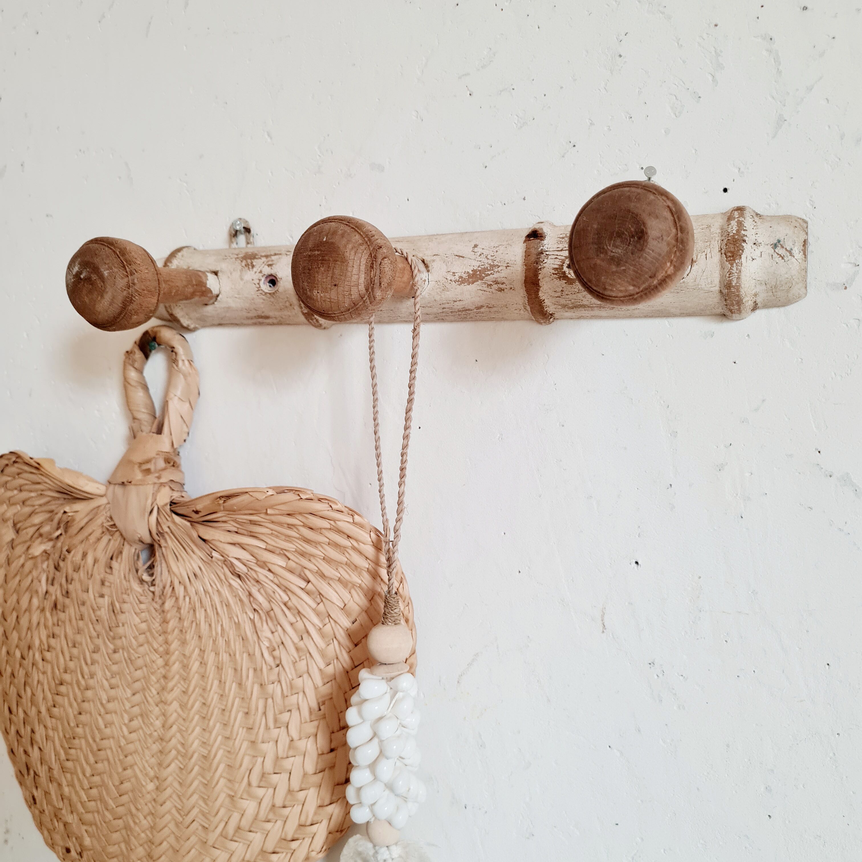 Porte-manteau patère bois et blanc patiné