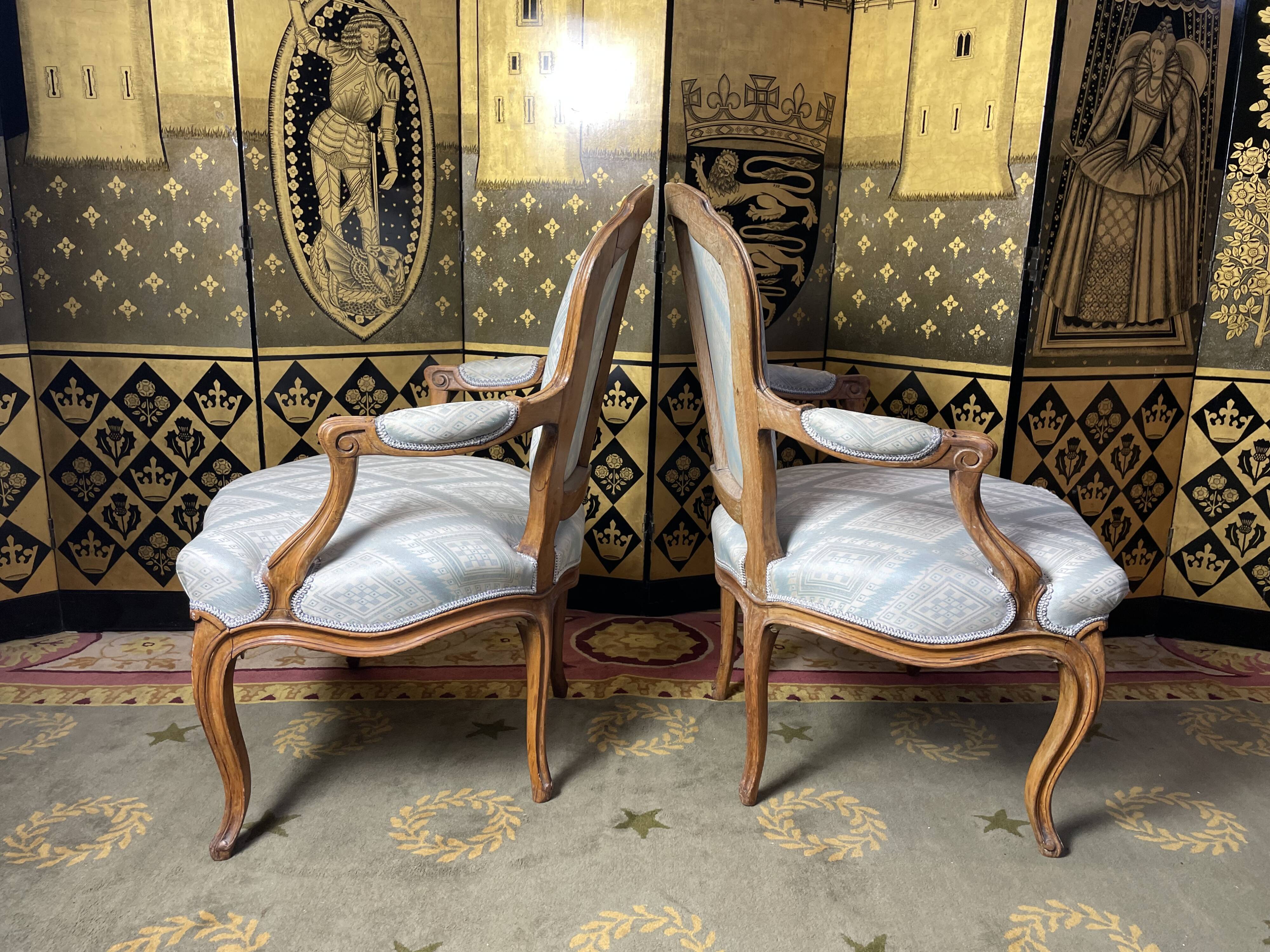 Paire de fauteuils cabriolets de style Louis XV