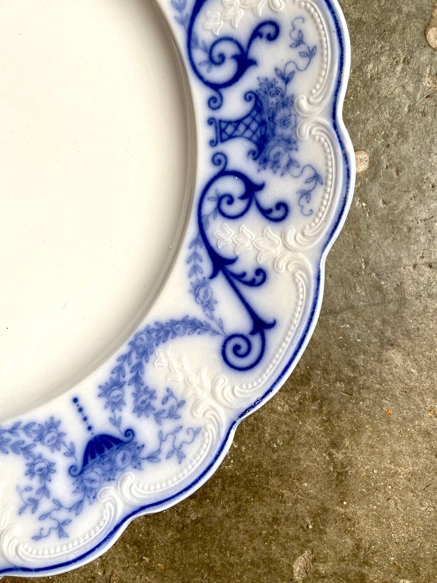 Sarreguemines round dish in blue earthenware, "Basket" service