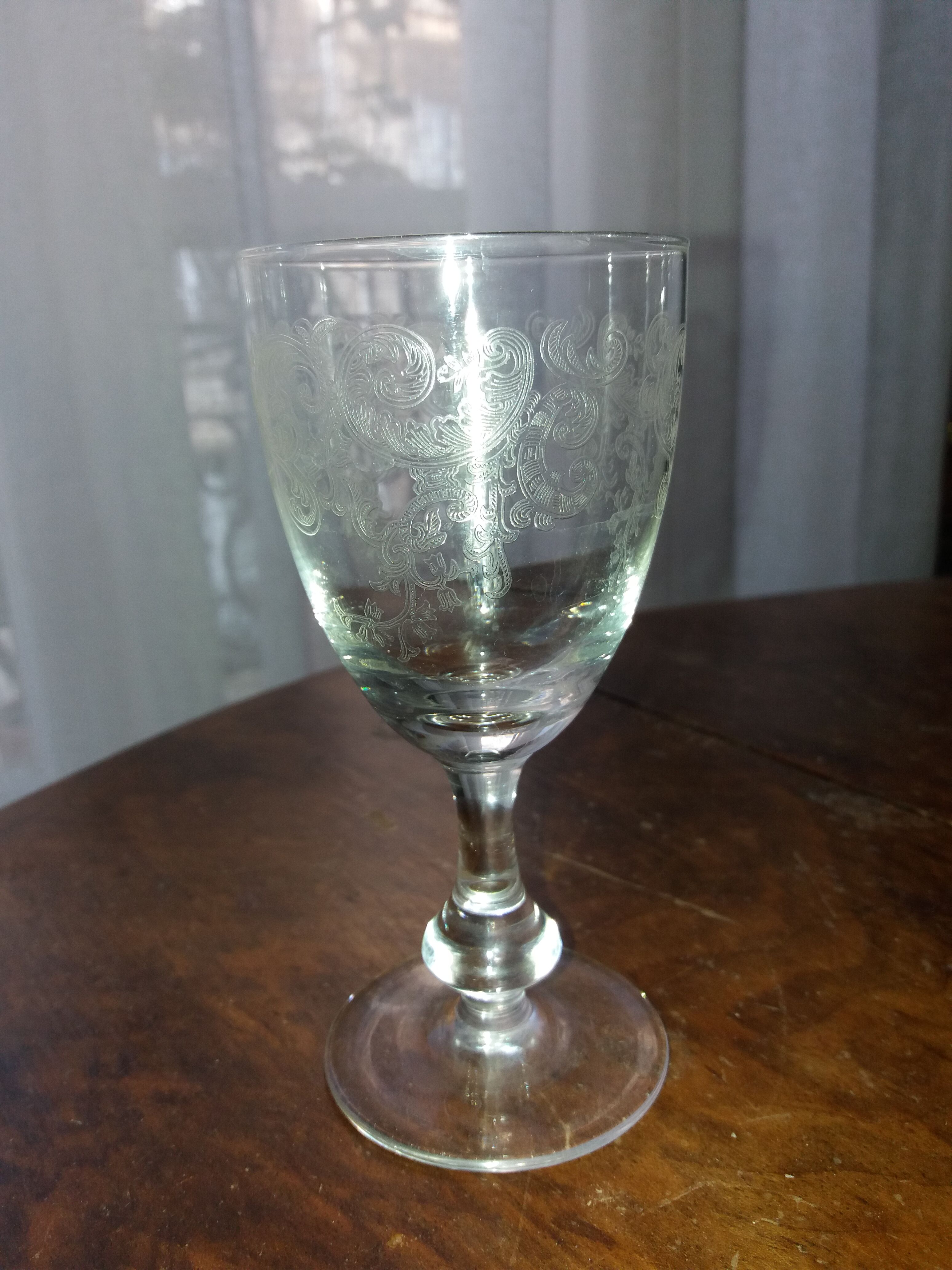 Suite de 5 verres a vin en cristal gravé ancien