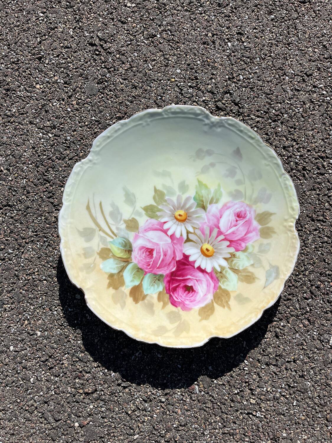 Assiette en porcelaine de Limoges à décor peint de fleurs