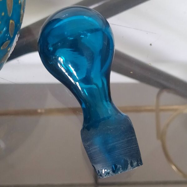 carafe ancienne en verre soufflé émaillé bleu et or