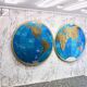 Paire impressionnante de deux globes muraux modernes géants carte du monde, diamètre 95 pouces, années 1950