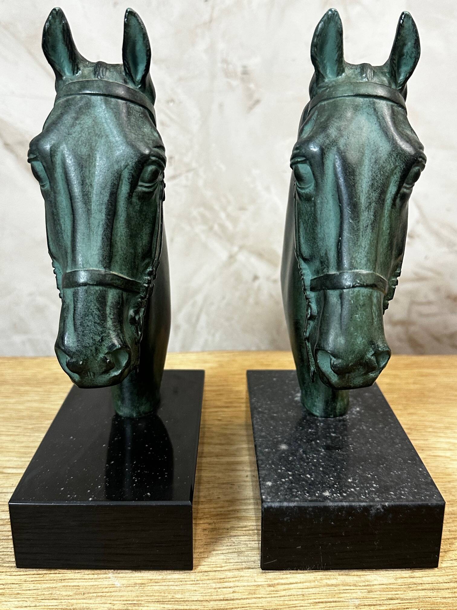 Serres livres chevaux en régule