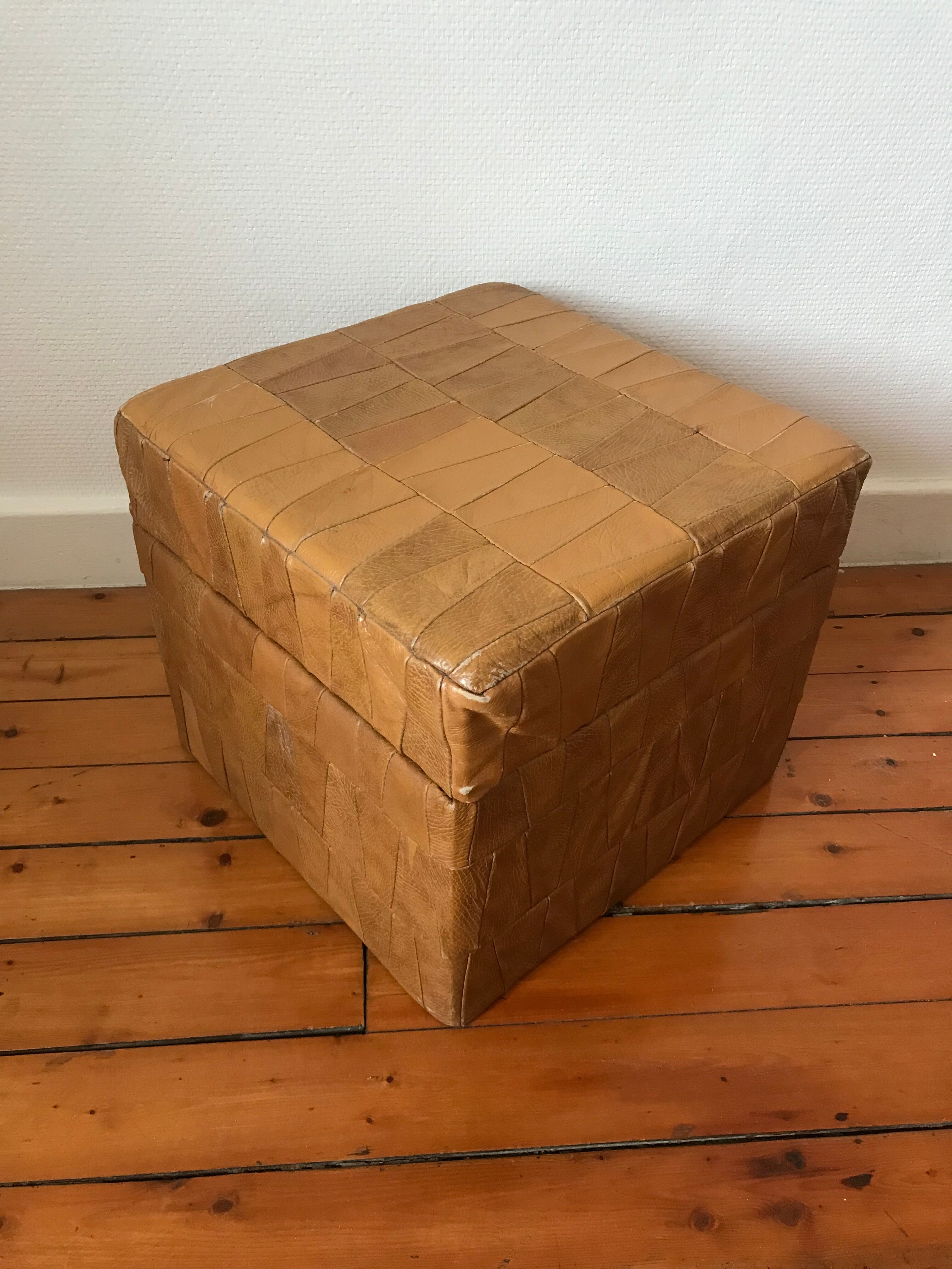 Pouf coffre cuir patchwork vintage circa 1960