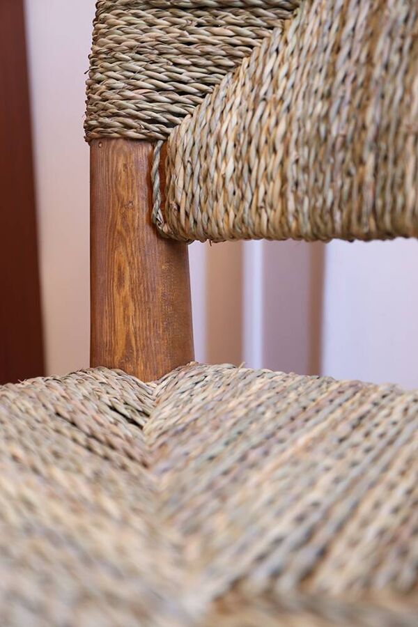 Chaise en bois et paille faite-main au Maroc