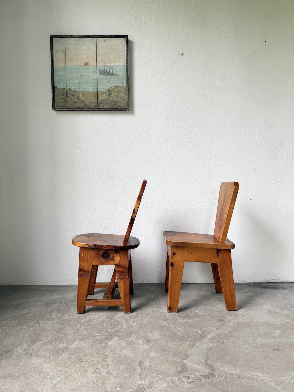 Paire de chaises brutalistes savoyardes en pin