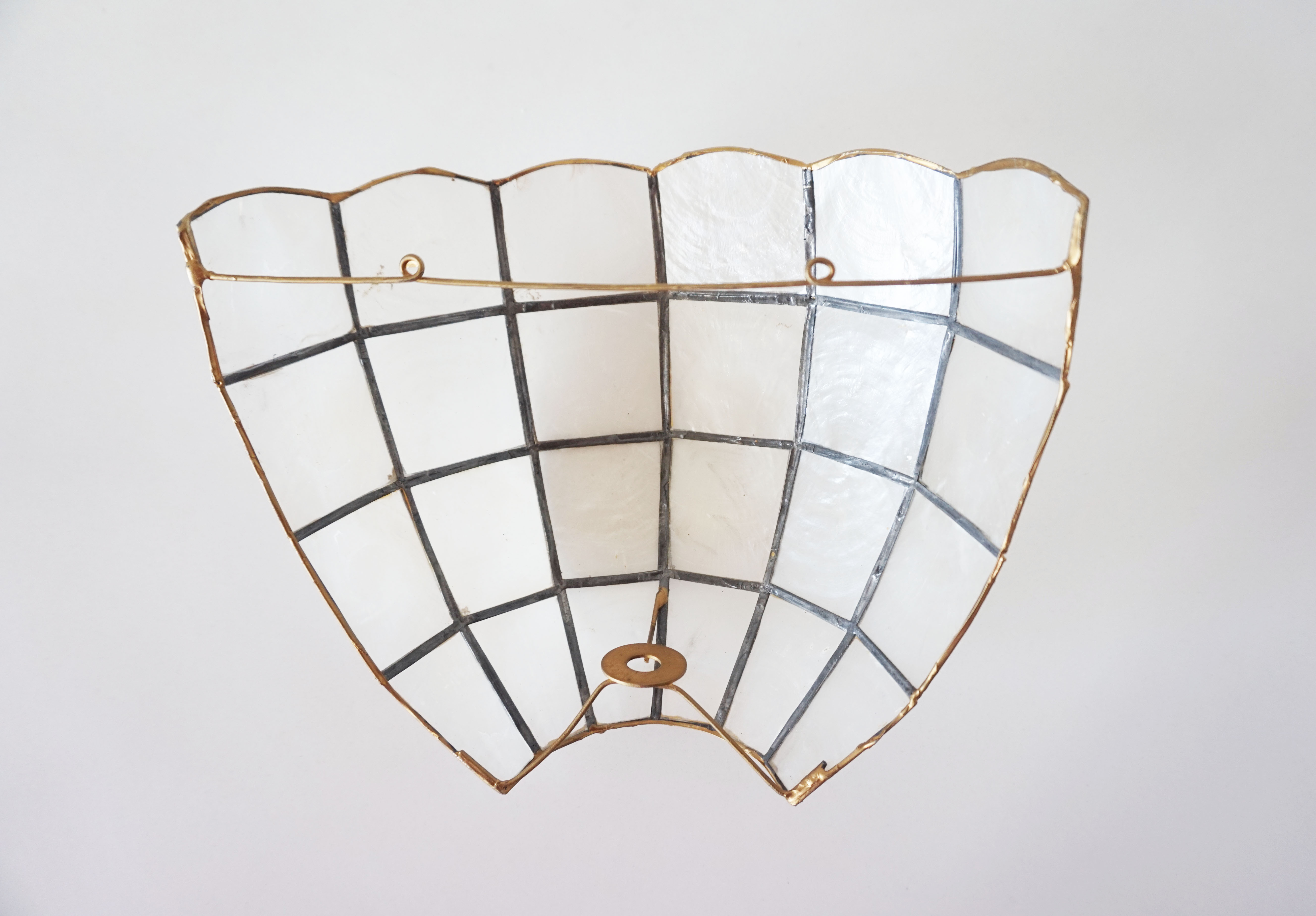 Mother-of-pearl shell shape wall lamp