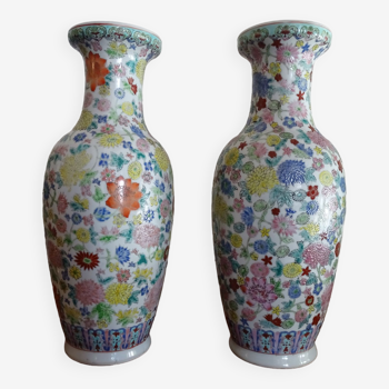 Paire de vases chinois  mille fleurs - Epoque XX ème famille rose - 31 cm