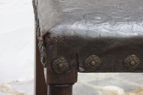 Ensemble de 3 chaises Renaissance en chêne et cuir gaufré, 19ème siècle, Belgique