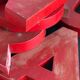 Lettres d'enseigne en zinc rouge formant le mot JOURNAUX