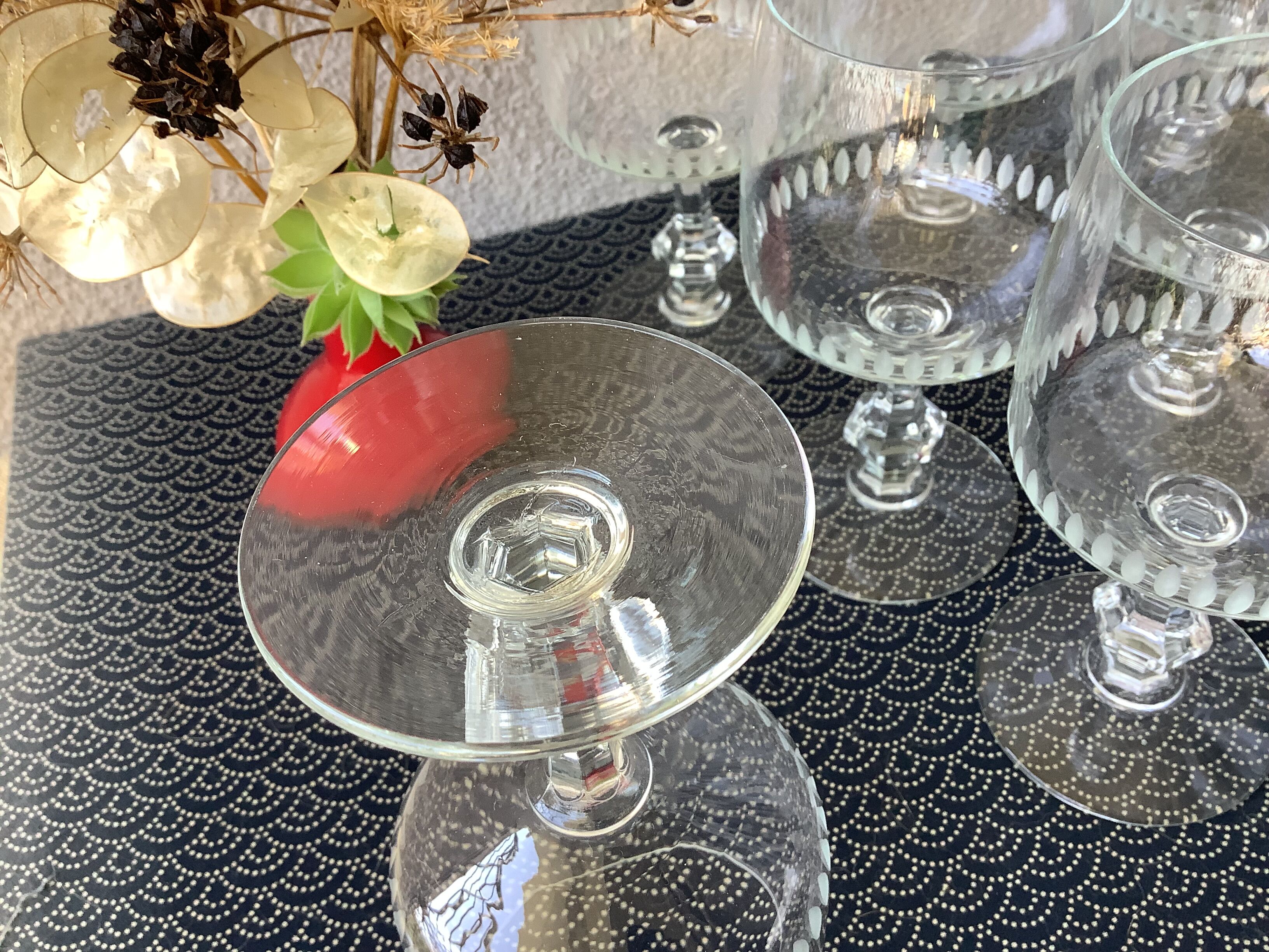 Scaled crystal foot glasses