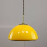 Lampe à suspension italienne du milieu du siècle en verre jaune et laiton