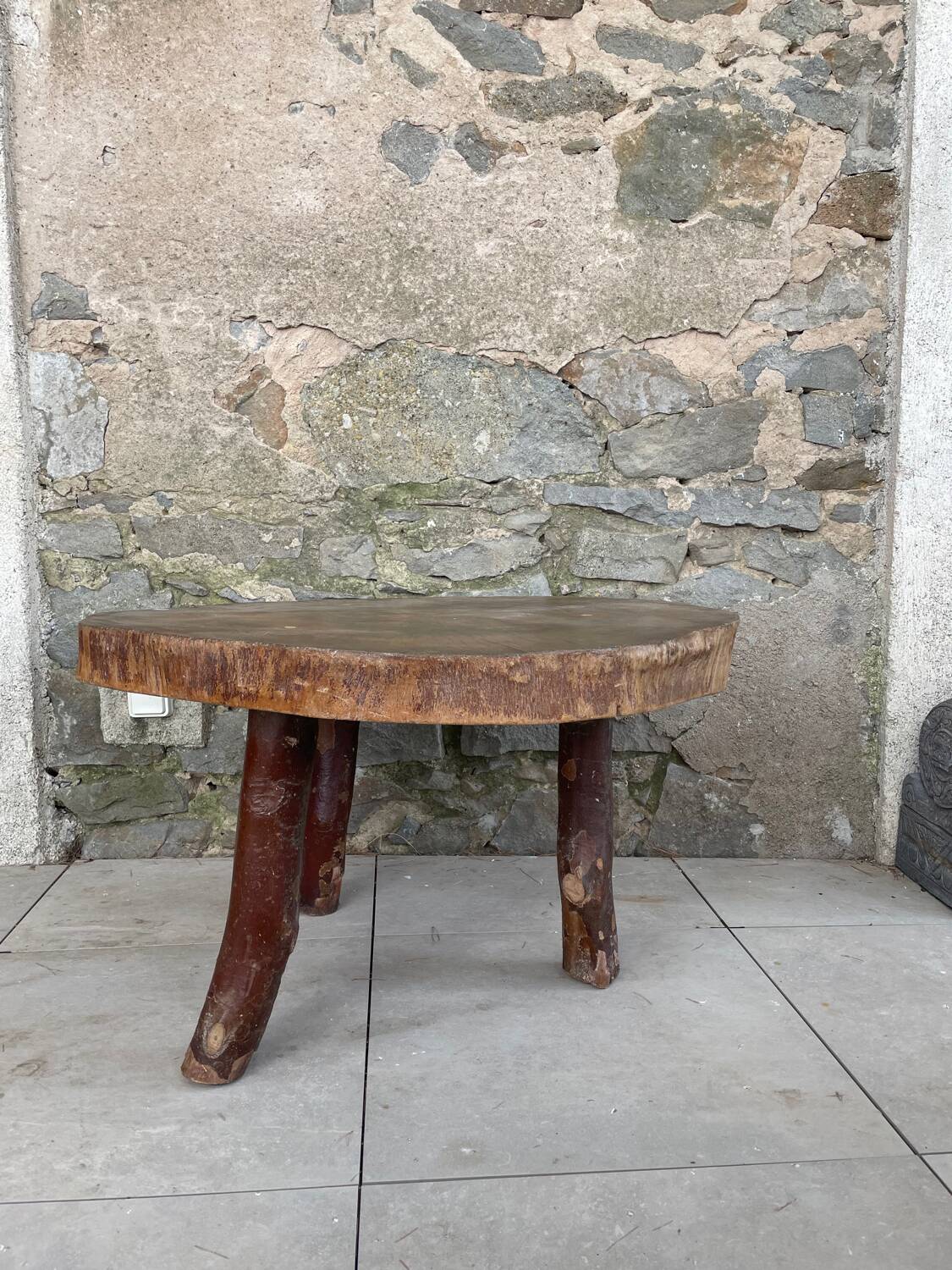 Table basse brutaliste en bois