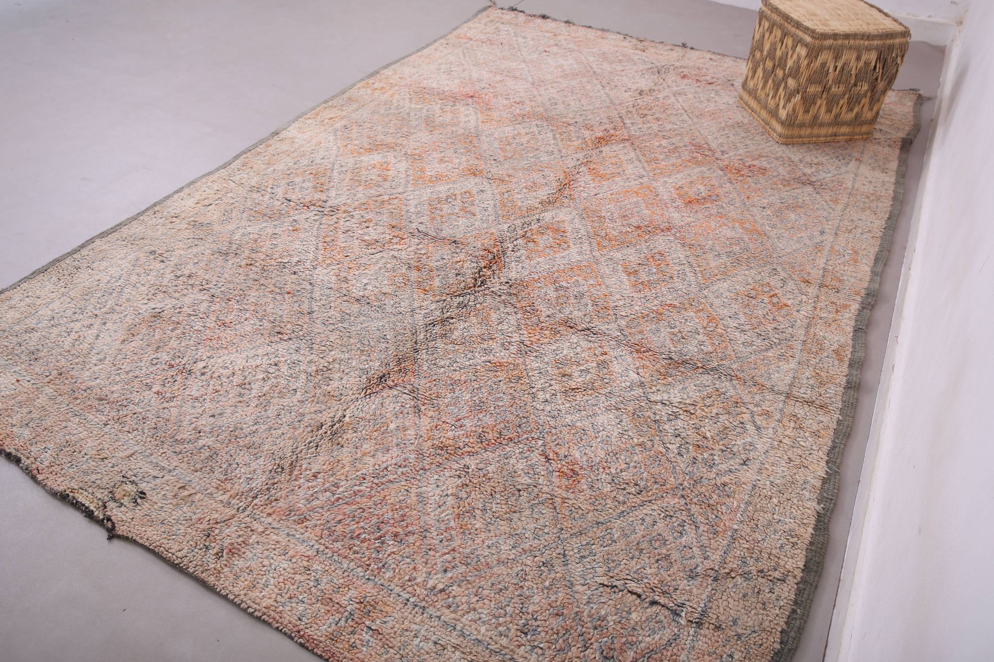 Pale Vintage Moroccan Rug 197 x 306 cm, Berber Wool Rug, Handmade Rug Boho