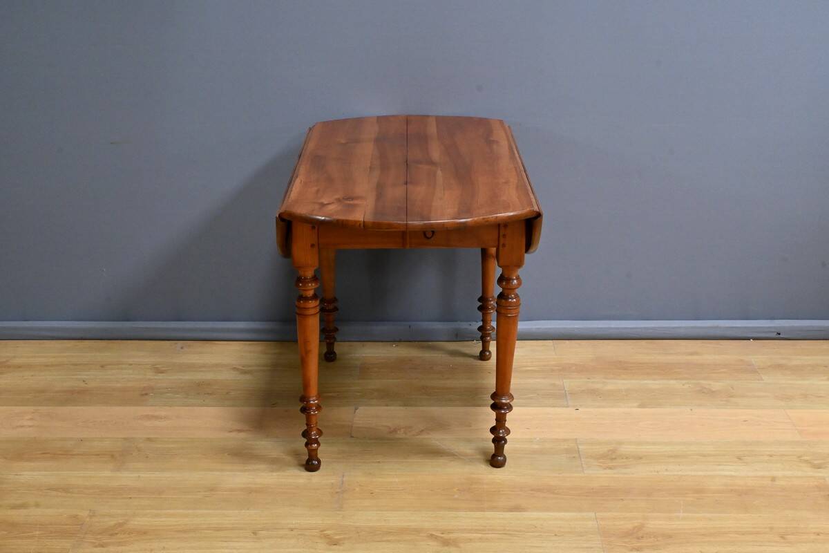 Table for 4 to 10 people with cherry wood extensions, Louis Philippe style – Late 11th century