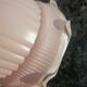 Baladeuse vintage en verre moulé rose