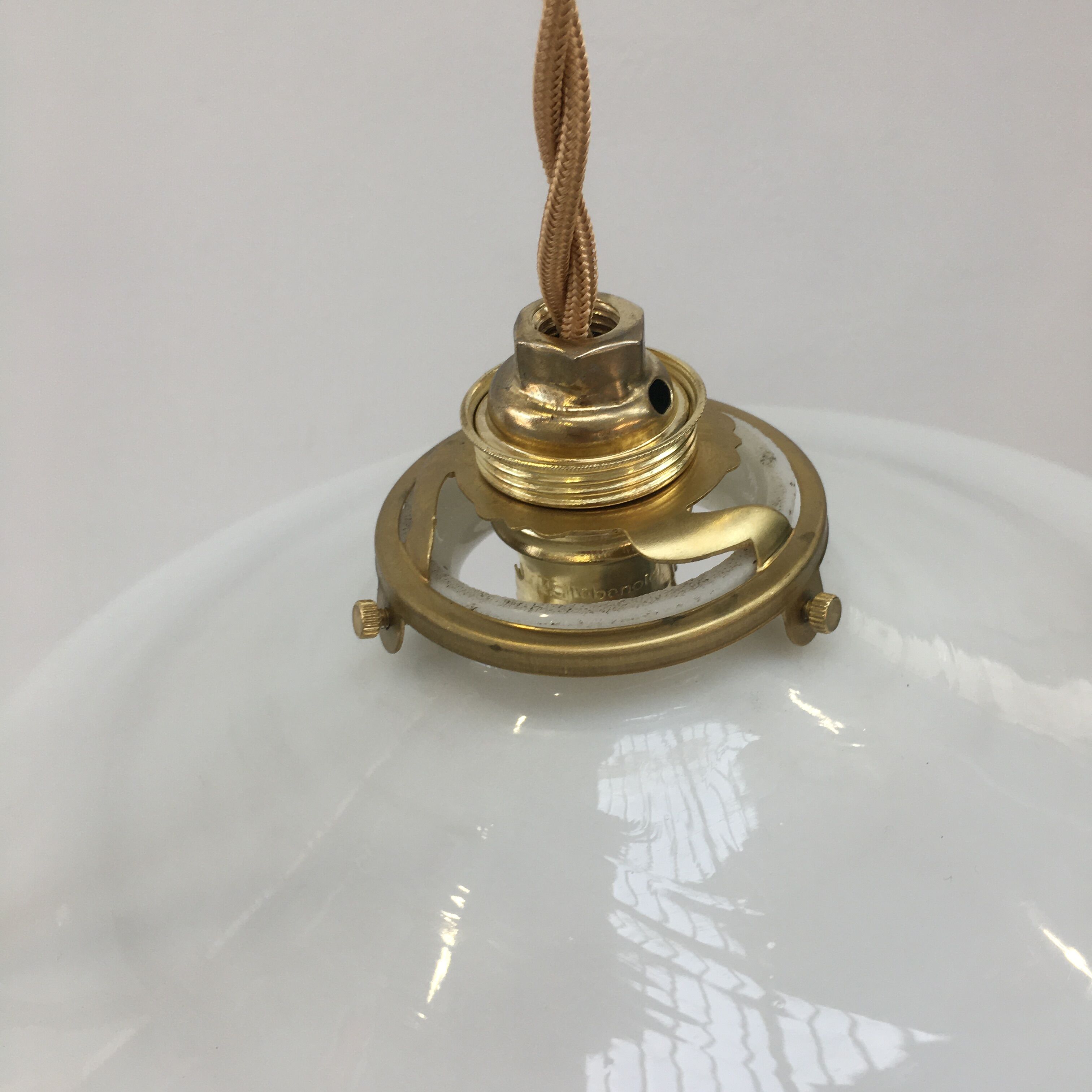 Paire de suspensions en opaline blanche