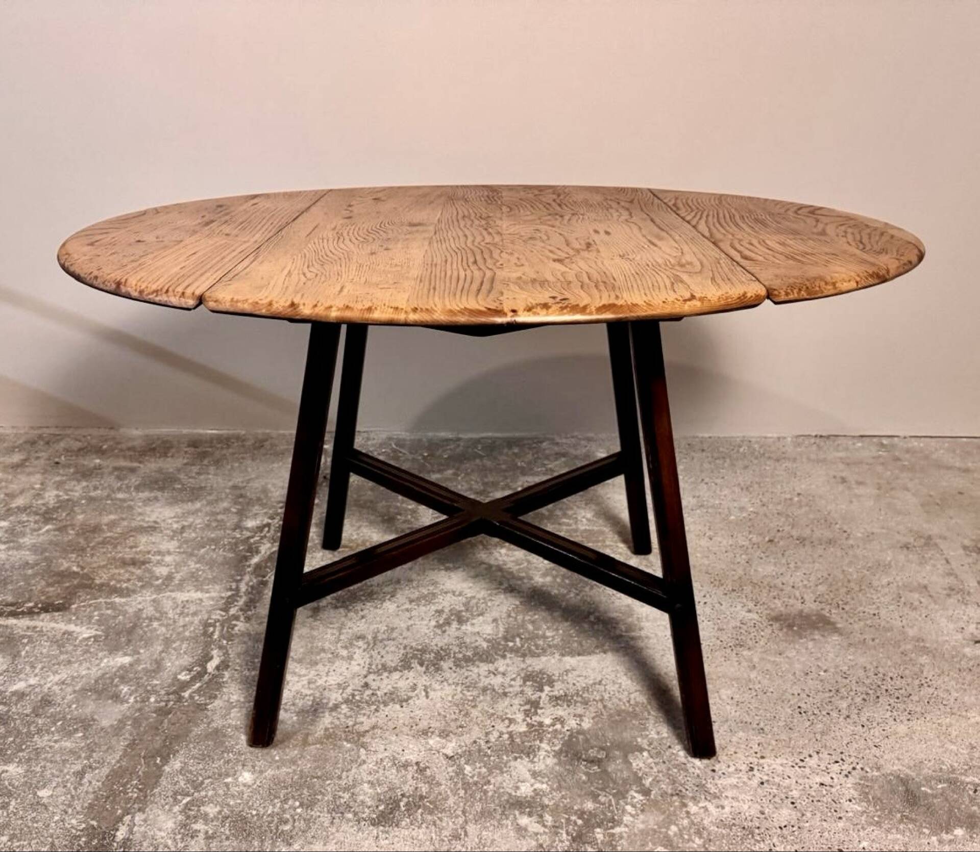 Table à manger en Orme Massif à abattants Ercol 377 