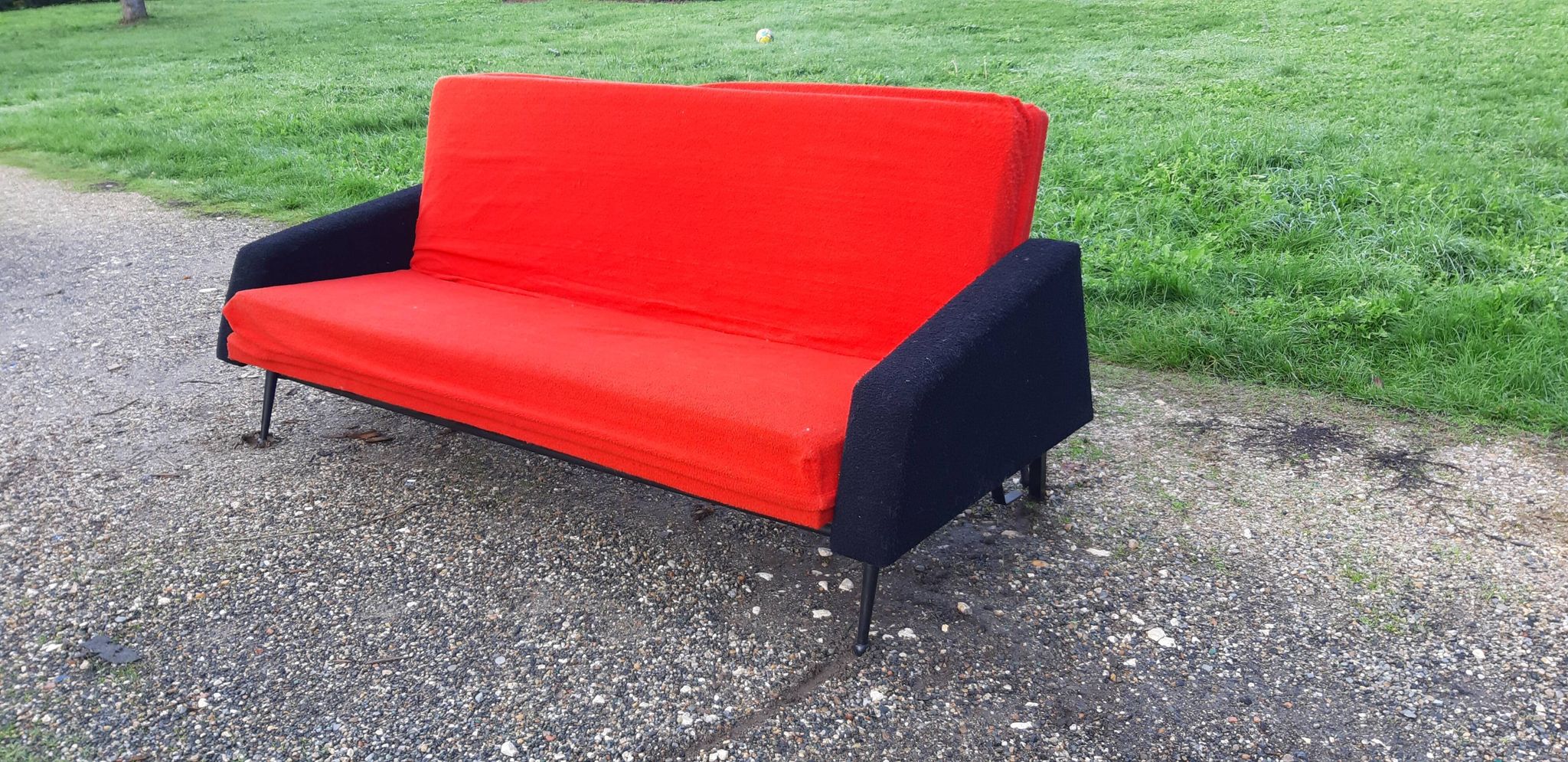 Canapé vintage tissus rouge et noir