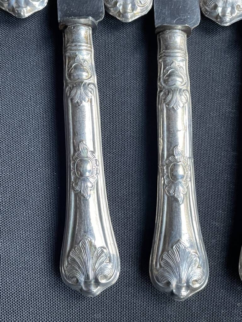 12 dessert knives (fruit) – Silver handle – Rocaille style