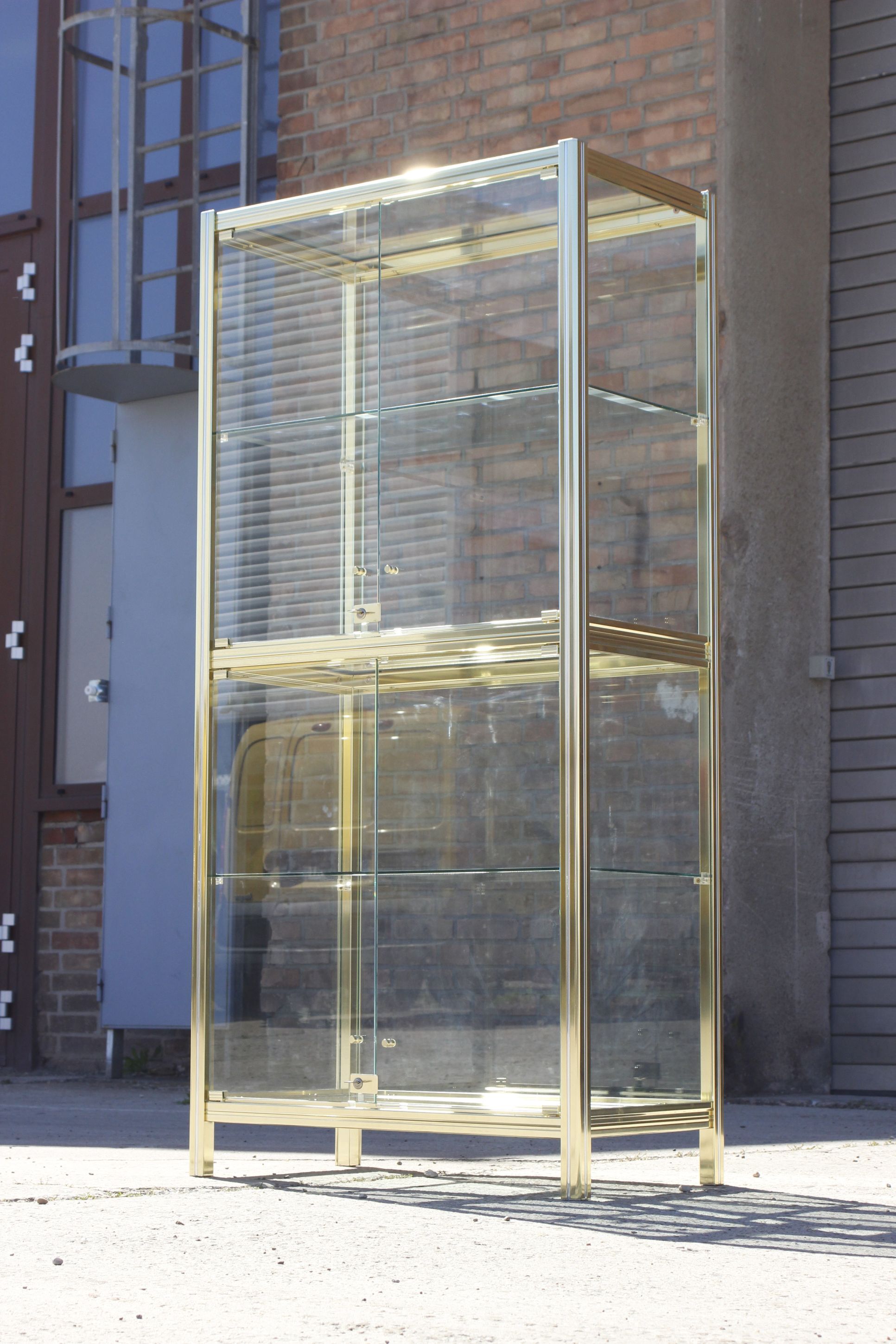 Vitrine vintage en laiton doré et verre, 1970s