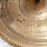Paire de candélabres en laiton ciselé. Artisanat suédois XX siècle