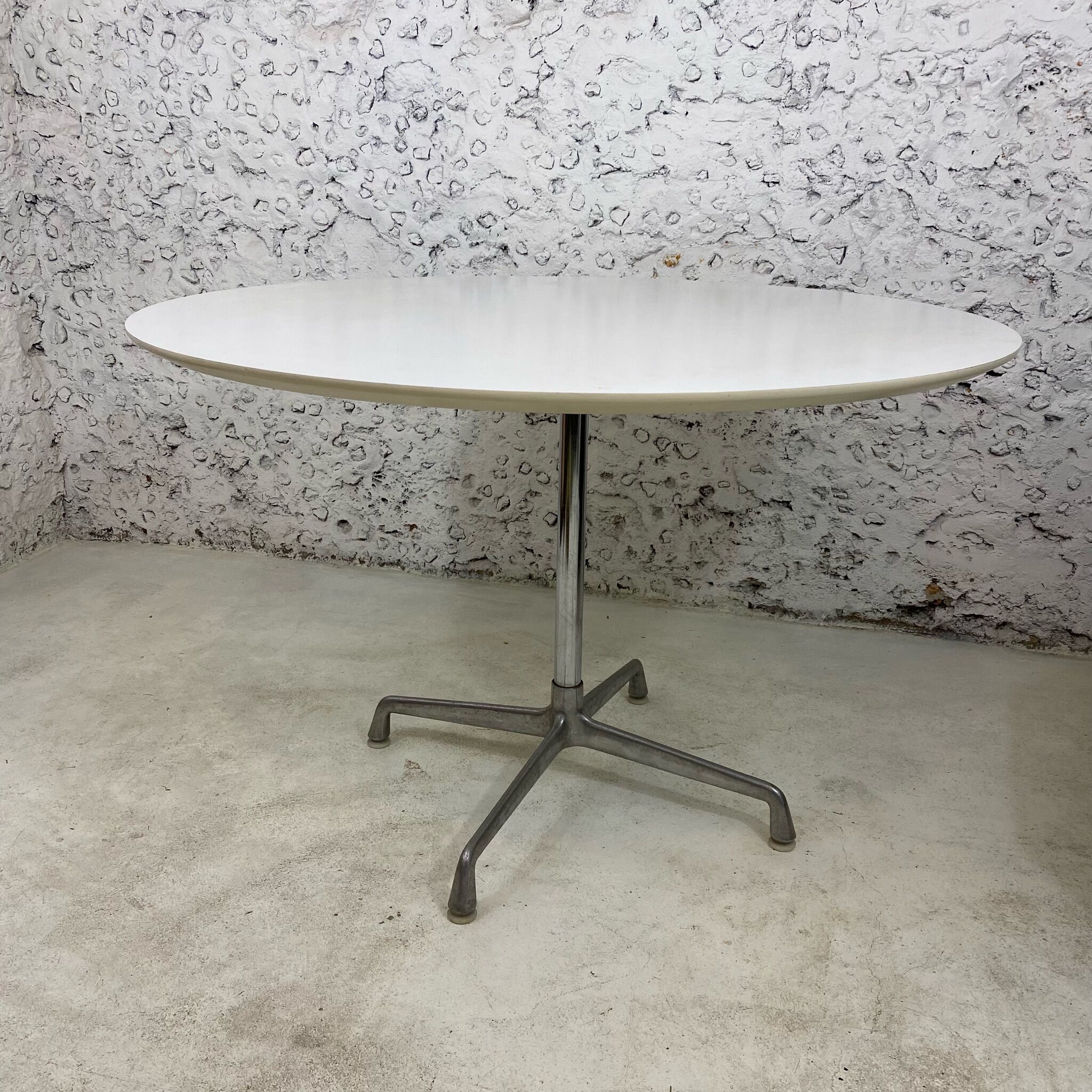 Round dining table, Eames Ray & Charles