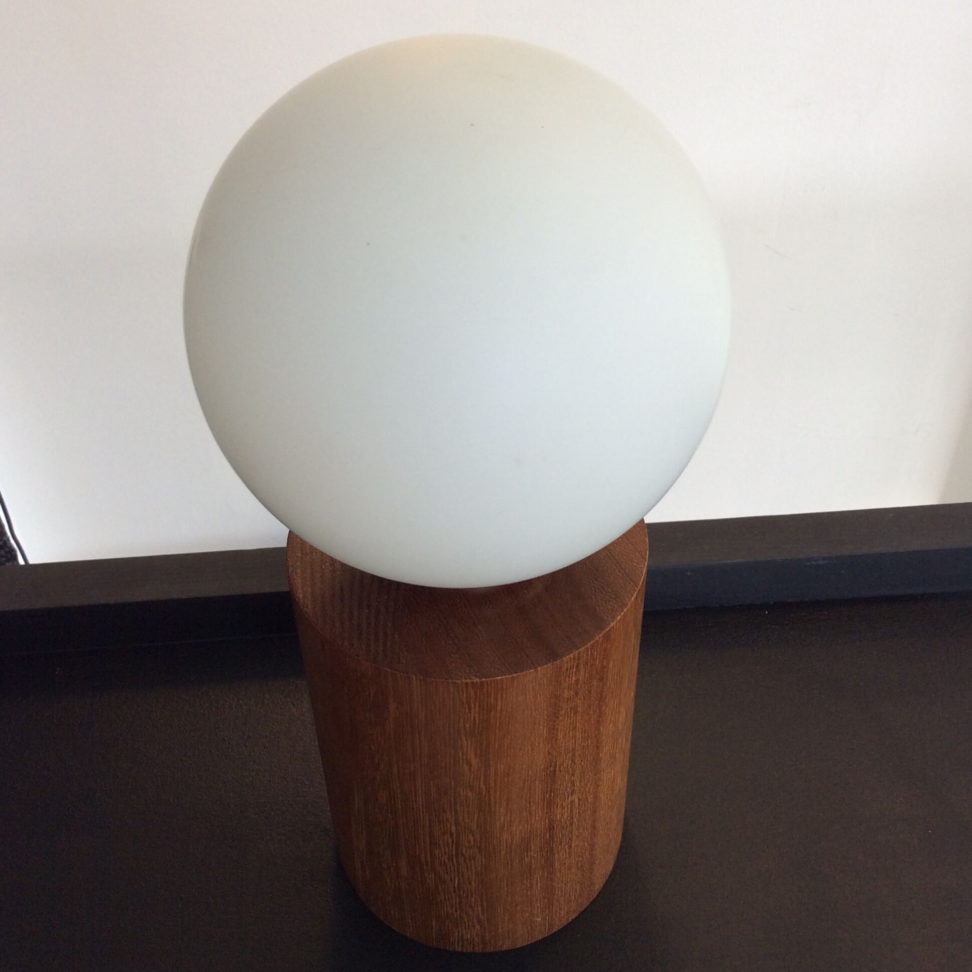 Lampe vintage en bois et globe boule en opaline