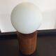 Lampe vintage en bois et globe boule en opaline