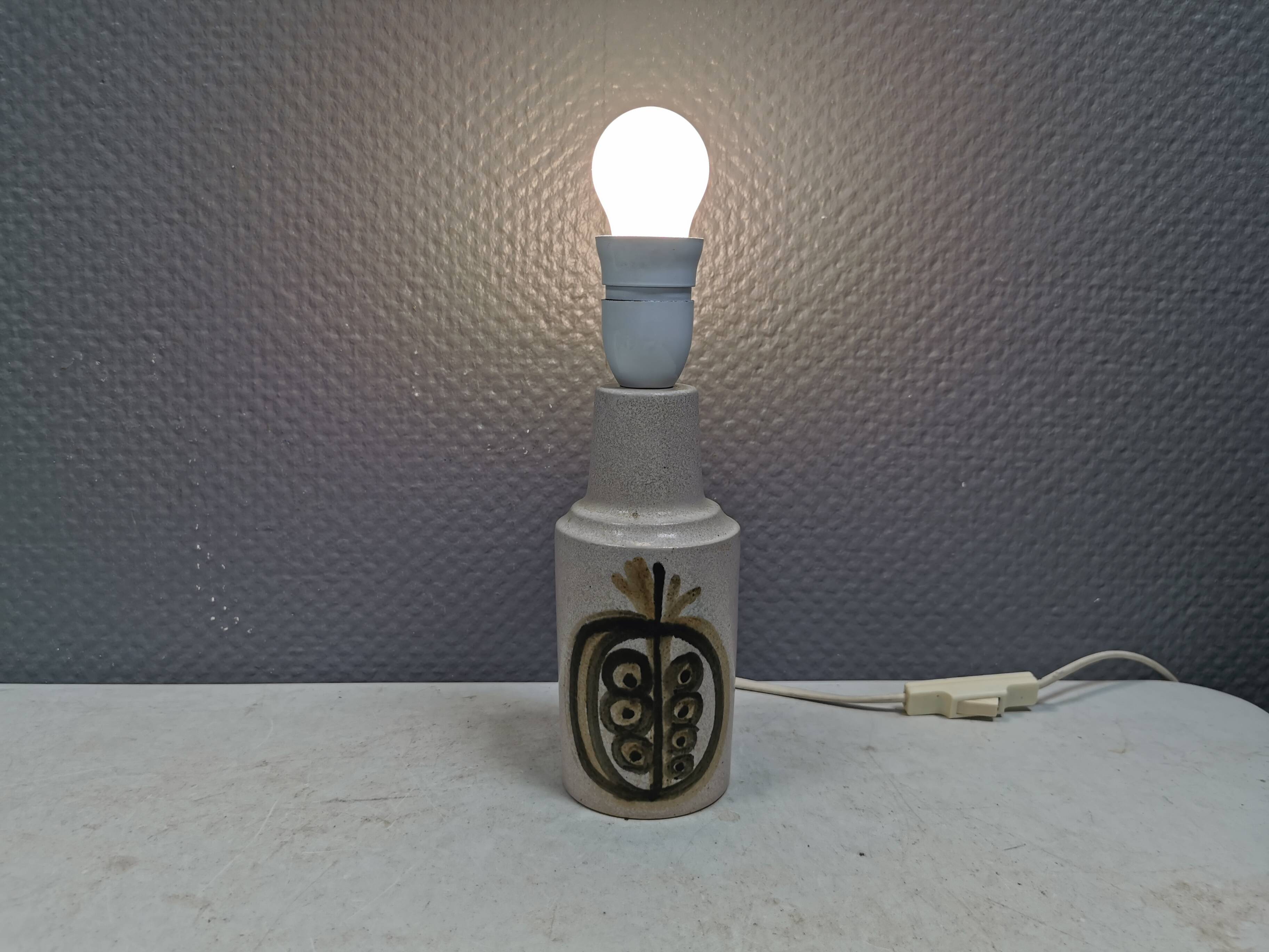 Petite lampe de table en grès de la marque danoise Okola, années 1980.