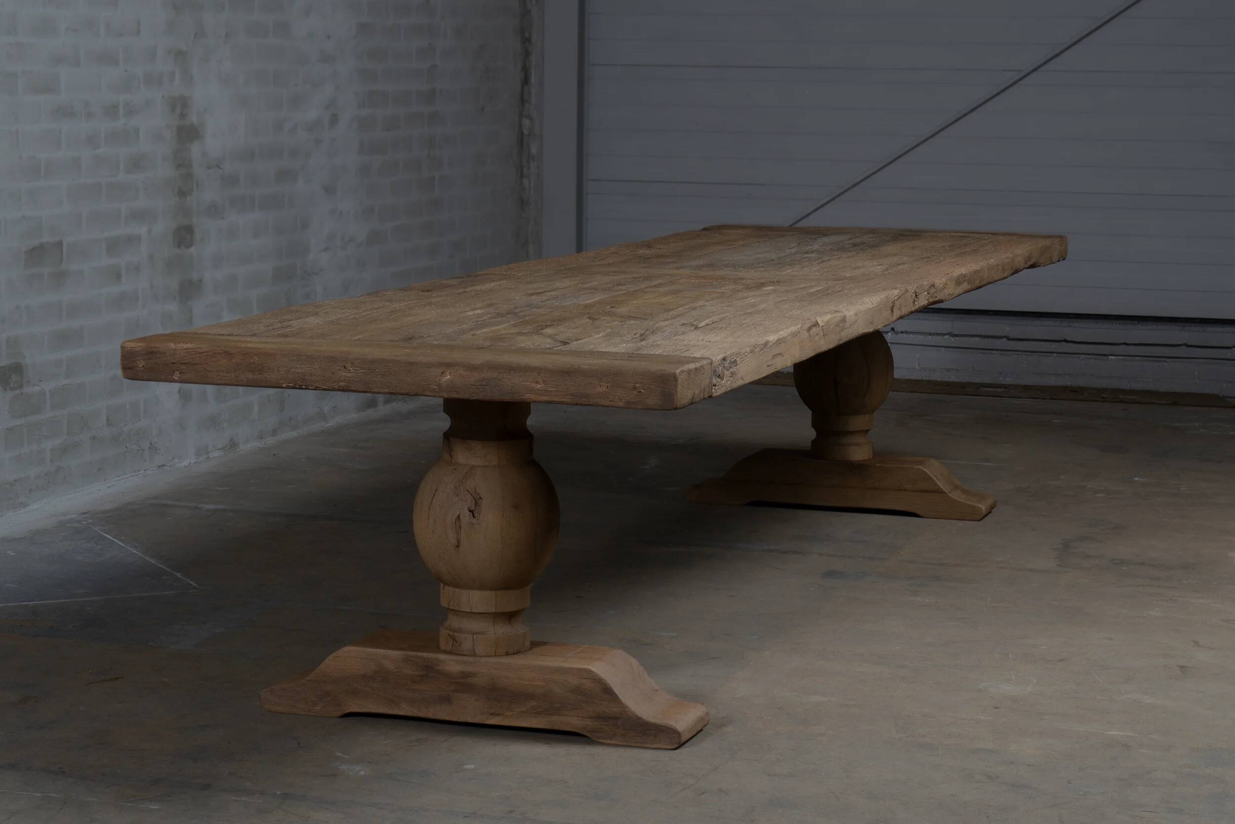 Grande table Monastère Soleil  en chêne massif – 300 cm – Finition patinée