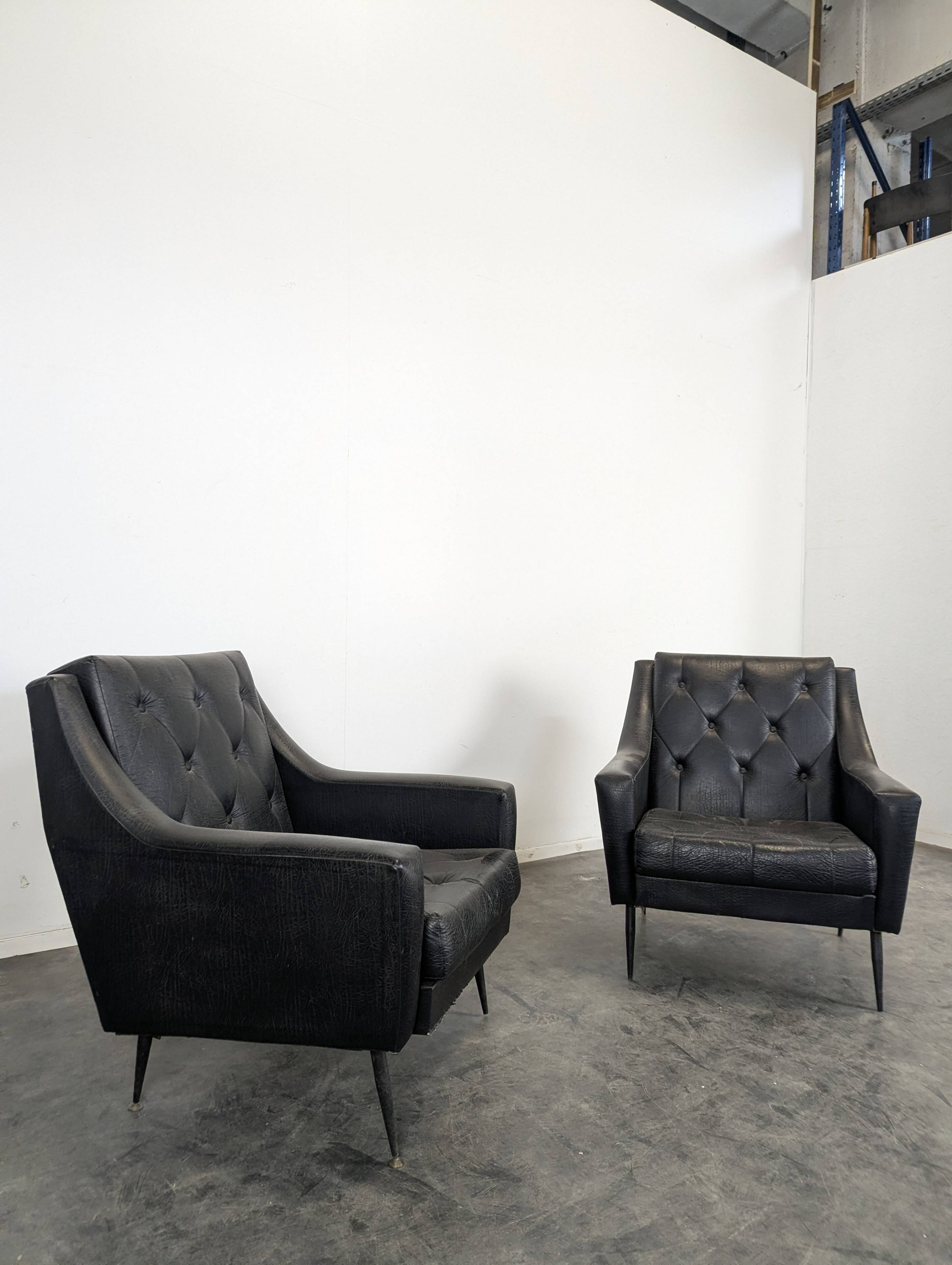 Paire de fauteuils design italien en skaï noir