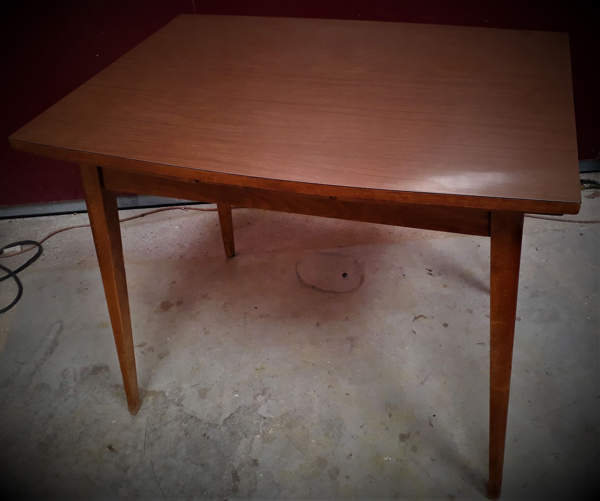 Table extensible scandinave dessus formica pied bois