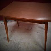 Table extensible scandinave dessus formica pied bois